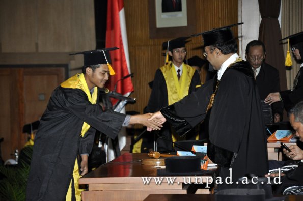 dok-humas-unpad_ilalang-foto_wisuda-gel-1-2010-2011_d3-ekonomi_227