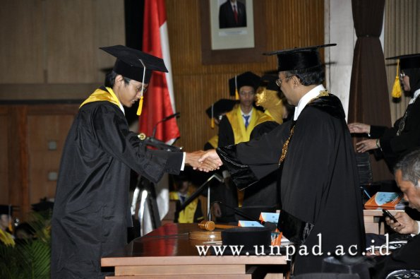 dok-humas-unpad_ilalang-foto_wisuda-gel-1-2010-2011_d3-ekonomi_228