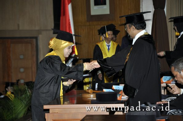 dok-humas-unpad_ilalang-foto_wisuda-gel-1-2010-2011_d3-ekonomi_229