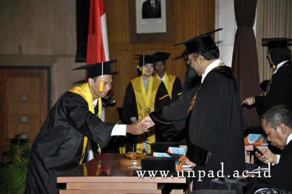 dok-humas-unpad_ilalang-foto_wisuda-gel-1-2010-2011_d3-ekonomi_230