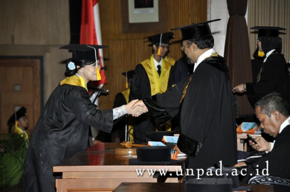 dok-humas-unpad_ilalang-foto_wisuda-gel-1-2010-2011_d3-ekonomi_231