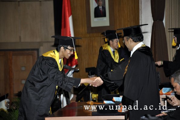 dok-humas-unpad_ilalang-foto_wisuda-gel-1-2010-2011_d3-ekonomi_232