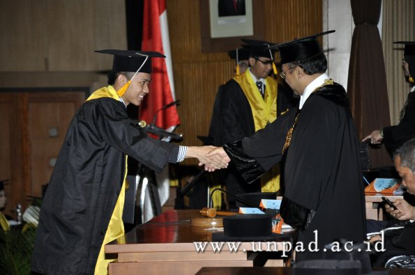 dok-humas-unpad_ilalang-foto_wisuda-gel-1-2010-2011_d3-ekonomi_233