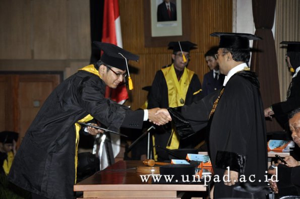 dok-humas-unpad_ilalang-foto_wisuda-gel-1-2010-2011_d3-ekonomi_234