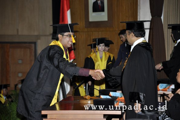 dok-humas-unpad_ilalang-foto_wisuda-gel-1-2010-2011_d3-ekonomi_235