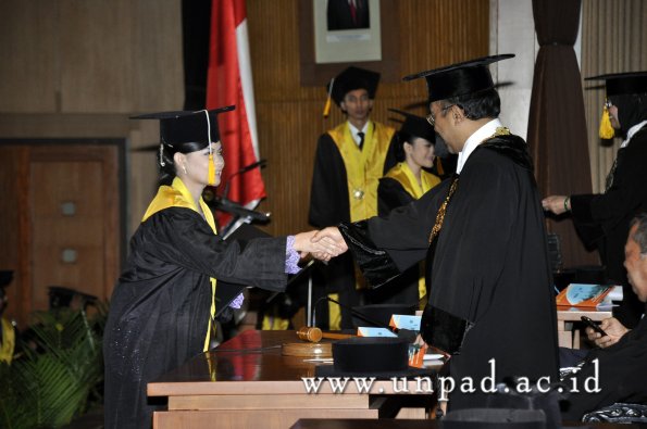 dok-humas-unpad_ilalang-foto_wisuda-gel-1-2010-2011_d3-ekonomi_236