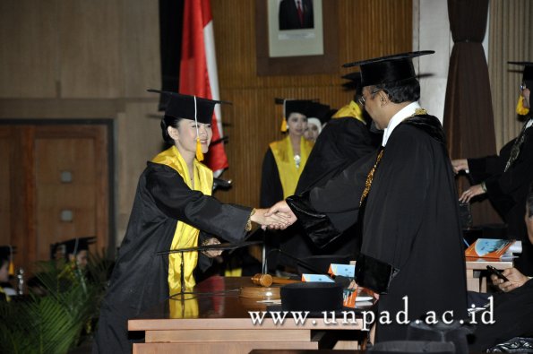 dok-humas-unpad_ilalang-foto_wisuda-gel-1-2010-2011_d3-ekonomi_237