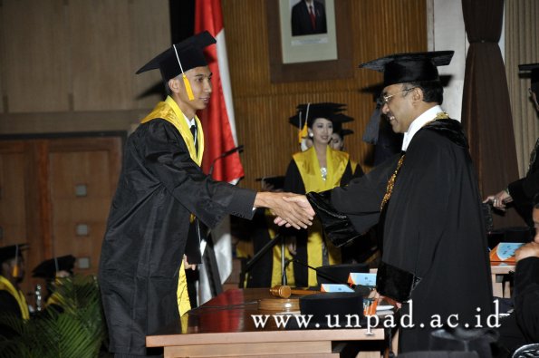 dok-humas-unpad_ilalang-foto_wisuda-gel-1-2010-2011_d3-ekonomi_238