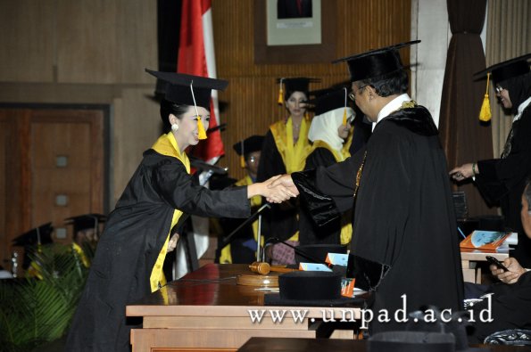 dok-humas-unpad_ilalang-foto_wisuda-gel-1-2010-2011_d3-ekonomi_239