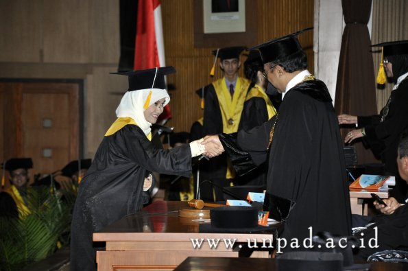 dok-humas-unpad_ilalang-foto_wisuda-gel-1-2010-2011_d3-ekonomi_240