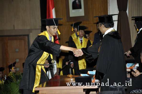 dok-humas-unpad_ilalang-foto_wisuda-gel-1-2010-2011_d3-ekonomi_242