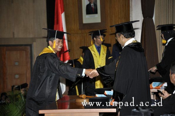 dok-humas-unpad_ilalang-foto_wisuda-gel-1-2010-2011_d3-ekonomi_243