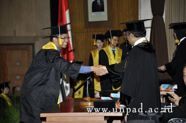 dok-humas-unpad_ilalang-foto_wisuda-gel-1-2010-2011_d3-ekonomi_244