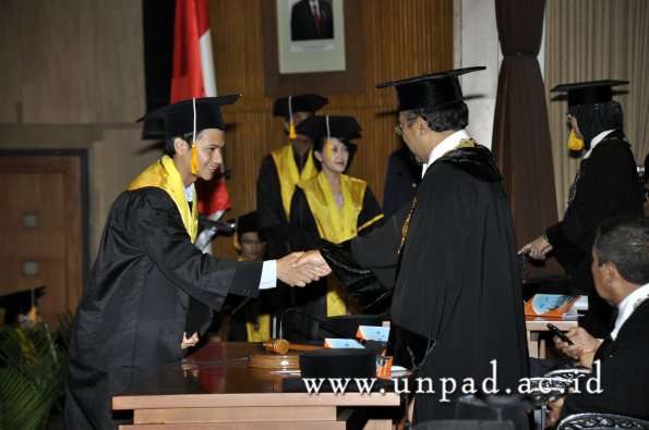 dok-humas-unpad_ilalang-foto_wisuda-gel-1-2010-2011_d3-ekonomi_245