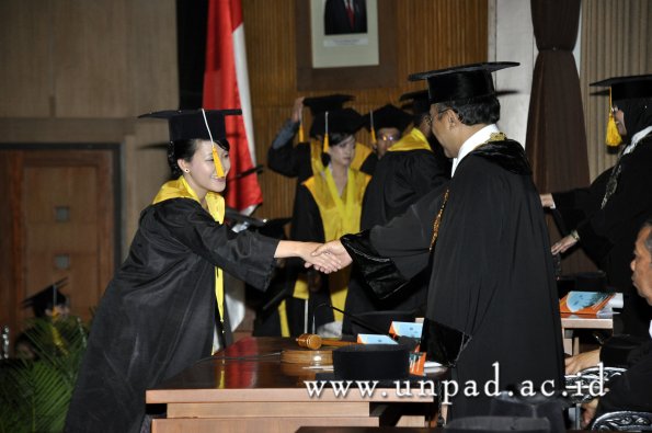 dok-humas-unpad_ilalang-foto_wisuda-gel-1-2010-2011_d3-ekonomi_246