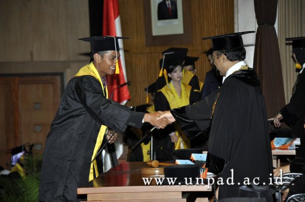 dok-humas-unpad_ilalang-foto_wisuda-gel-1-2010-2011_d3-ekonomi_247