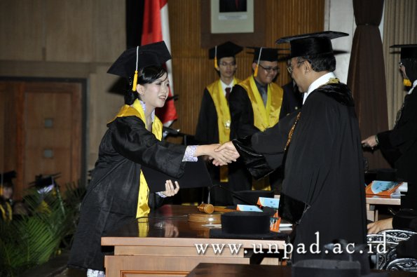 dok-humas-unpad_ilalang-foto_wisuda-gel-1-2010-2011_d3-ekonomi_248