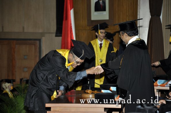 dok-humas-unpad_ilalang-foto_wisuda-gel-1-2010-2011_d3-ekonomi_249