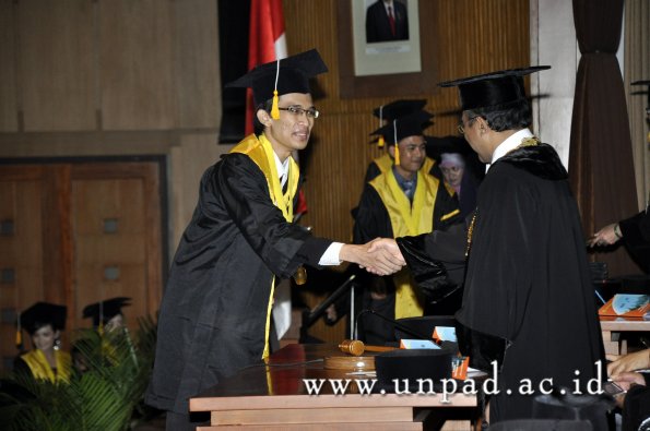 dok-humas-unpad_ilalang-foto_wisuda-gel-1-2010-2011_d3-ekonomi_250