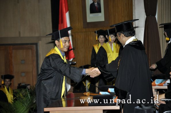 dok-humas-unpad_ilalang-foto_wisuda-gel-1-2010-2011_d3-ekonomi_251