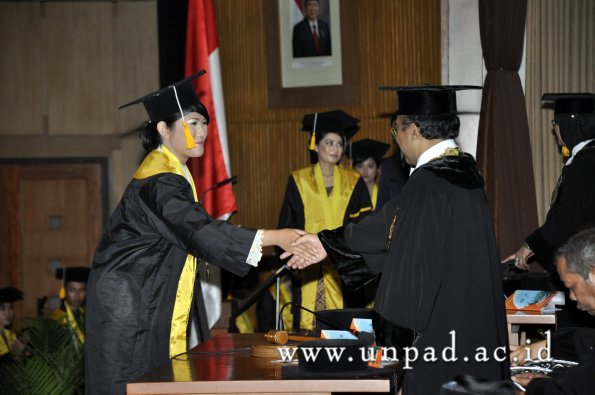 dok-humas-unpad_ilalang-foto_wisuda-gel-1-2010-2011_d3-ekonomi_252