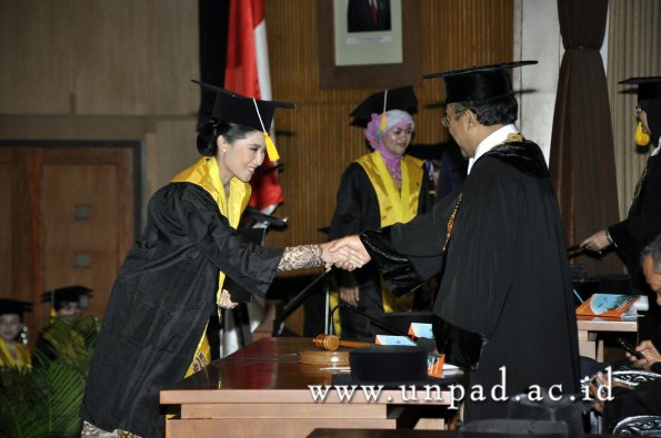 dok-humas-unpad_ilalang-foto_wisuda-gel-1-2010-2011_d3-ekonomi_253