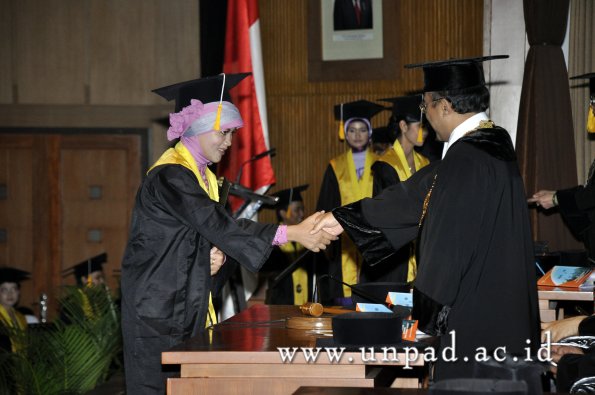 dok-humas-unpad_ilalang-foto_wisuda-gel-1-2010-2011_d3-ekonomi_254