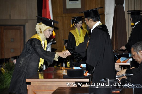 dok-humas-unpad_ilalang-foto_wisuda-gel-1-2010-2011_d3-ekonomi_258