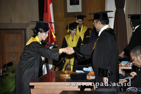 dok-humas-unpad_ilalang-foto_wisuda-gel-1-2010-2011_d3-ekonomi_259