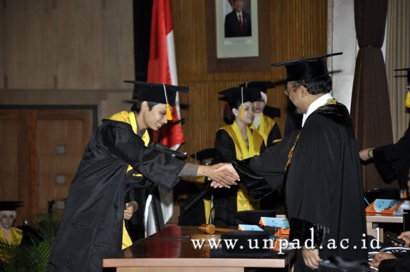 dok-humas-unpad_ilalang-foto_wisuda-gel-1-2010-2011_d3-ekonomi_264