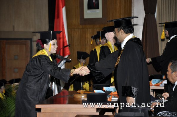 dok-humas-unpad_ilalang-foto_wisuda-gel-1-2010-2011_d3-ekonomi_265