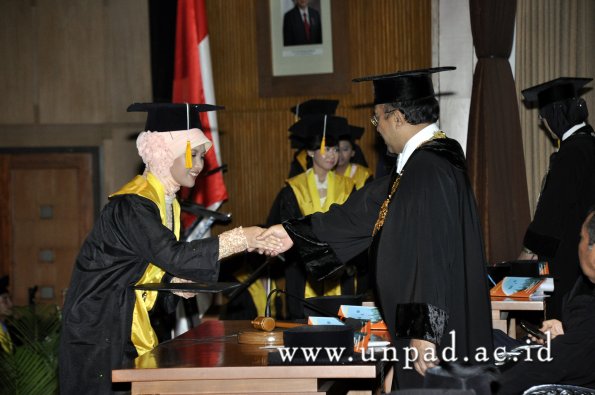 dok-humas-unpad_ilalang-foto_wisuda-gel-1-2010-2011_d3-ekonomi_266