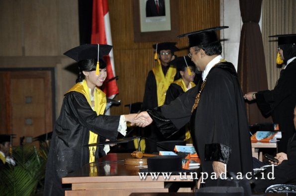 dok-humas-unpad_ilalang-foto_wisuda-gel-1-2010-2011_d3-ekonomi_267