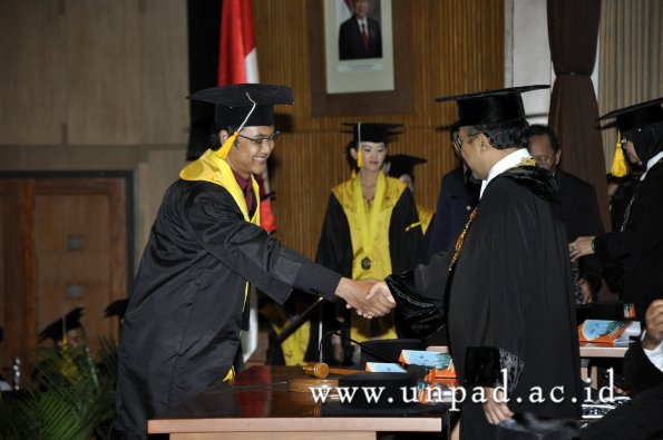 dok-humas-unpad_ilalang-foto_wisuda-gel-1-2010-2011_d3-ekonomi_269