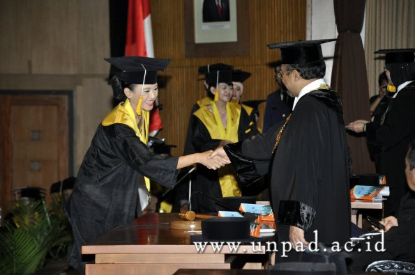 dok-humas-unpad_ilalang-foto_wisuda-gel-1-2010-2011_d3-ekonomi_270