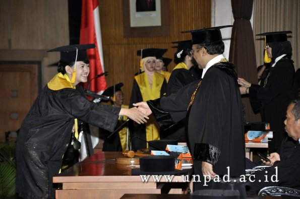 dok-humas-unpad_ilalang-foto_wisuda-gel-1-2010-2011_d3-ekonomi_271