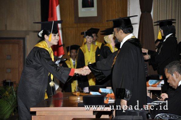 dok-humas-unpad_ilalang-foto_wisuda-gel-1-2010-2011_d3-ekonomi_272