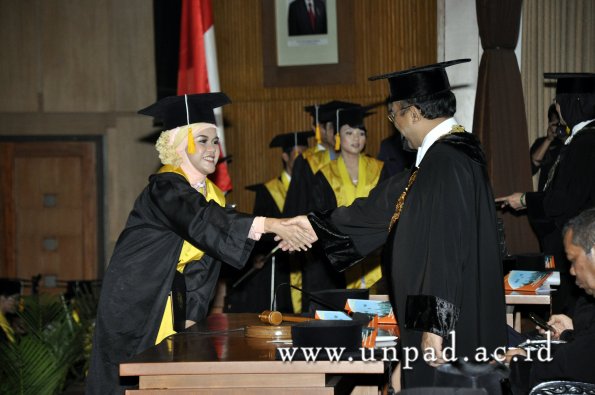 dok-humas-unpad_ilalang-foto_wisuda-gel-1-2010-2011_d3-ekonomi_273