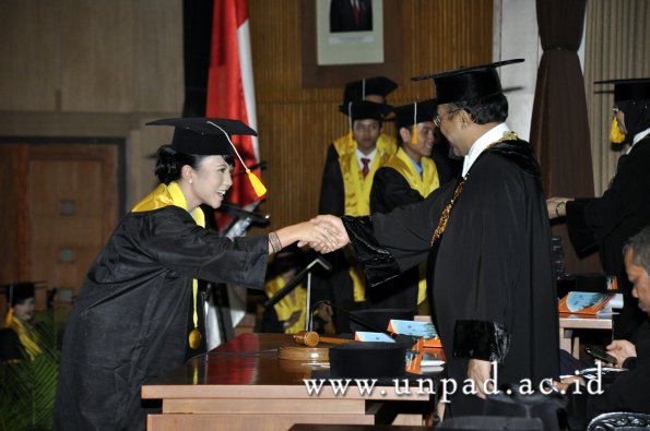 dok-humas-unpad_ilalang-foto_wisuda-gel-1-2010-2011_d3-ekonomi_274