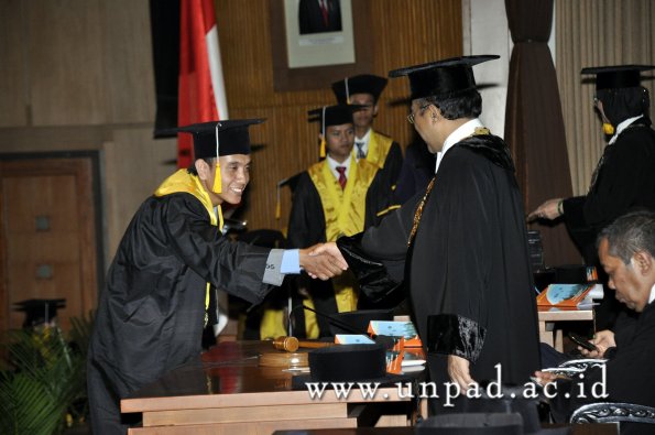 dok-humas-unpad_ilalang-foto_wisuda-gel-1-2010-2011_d3-ekonomi_275