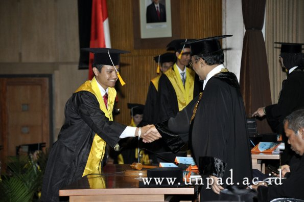 dok-humas-unpad_ilalang-foto_wisuda-gel-1-2010-2011_d3-ekonomi_276