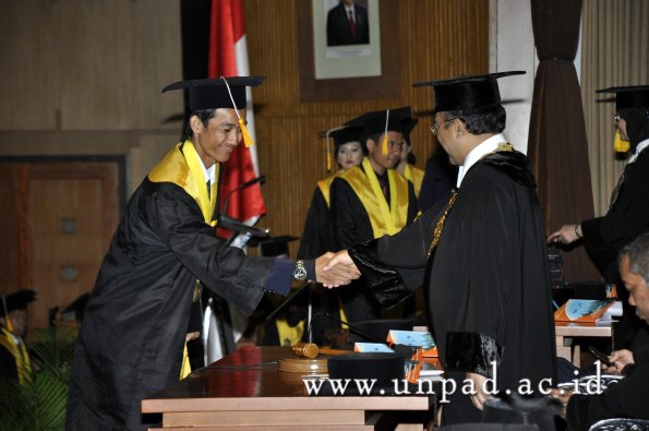 dok-humas-unpad_ilalang-foto_wisuda-gel-1-2010-2011_d3-ekonomi_277