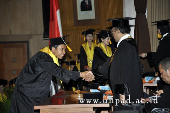 dok-humas-unpad_ilalang-foto_wisuda-gel-1-2010-2011_d3-ekonomi_278