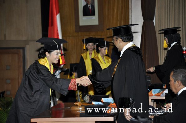 dok-humas-unpad_ilalang-foto_wisuda-gel-1-2010-2011_d3-ekonomi_280