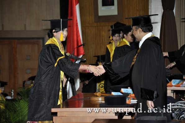 dok-humas-unpad_ilalang-foto_wisuda-gel-1-2010-2011_d3-ekonomi_283