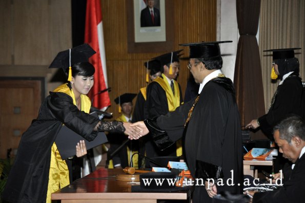 dok-humas-unpad_ilalang-foto_wisuda-gel-1-2010-2011_d3-ekonomi_286