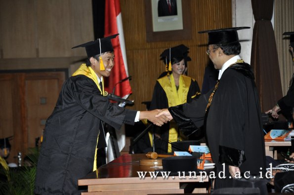 dok-humas-unpad_ilalang-foto_wisuda-gel-1-2010-2011_d3-ekonomi_287