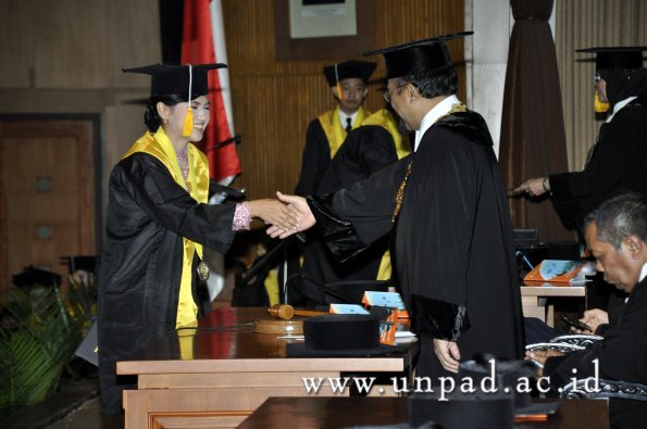 dok-humas-unpad_ilalang-foto_wisuda-gel-1-2010-2011_d3-ekonomi_290