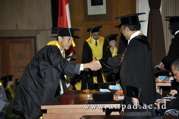 dok-humas-unpad_ilalang-foto_wisuda-gel-1-2010-2011_d3-ekonomi_291