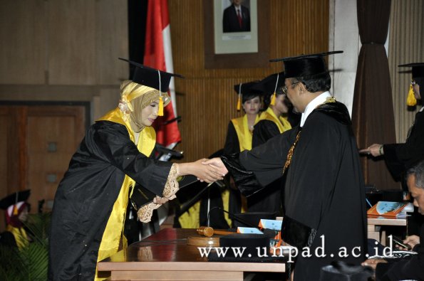 dok-humas-unpad_ilalang-foto_wisuda-gel-1-2010-2011_d3-ekonomi_295